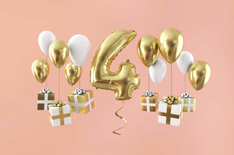 Nummer 4 Geburtstagsfeier Goldballon mit Geschenken